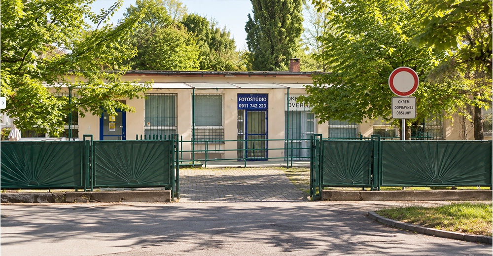 Vstup do ateliéru Moni Kucharovej na Dopravnej 57 v Bratislave